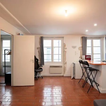 45 M Near Croix-rousse * Lyon